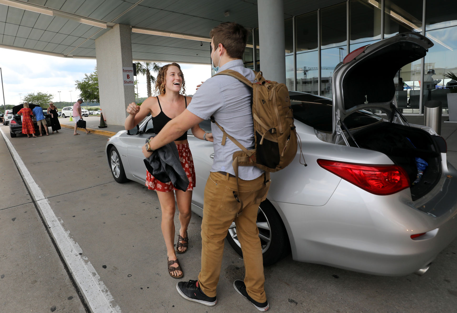 airport hugs.jpg